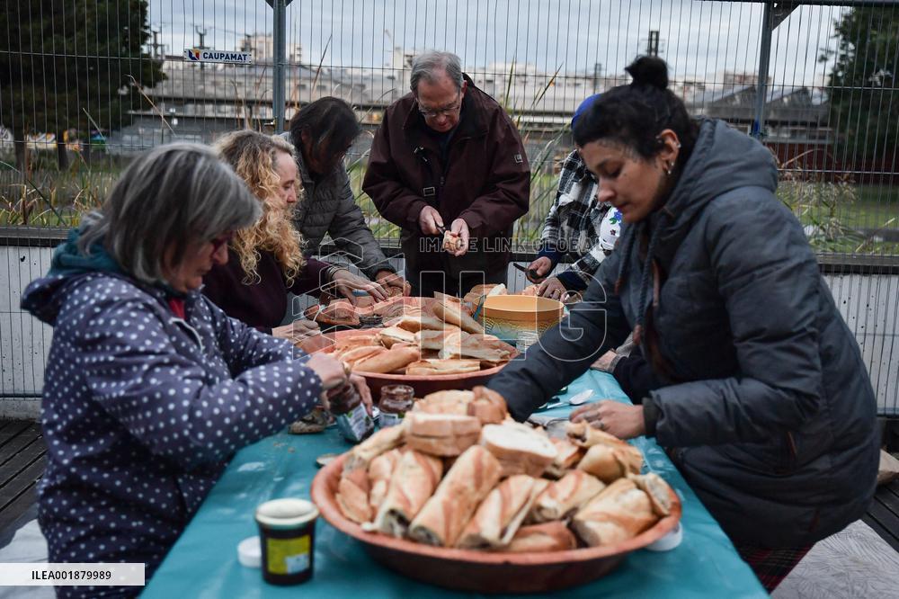 Migrants Gather To Receive Alimentary Aid - Paris
