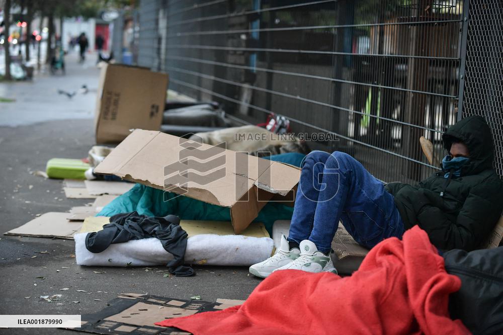 Migrants Gather To Receive Alimentary Aid - Paris