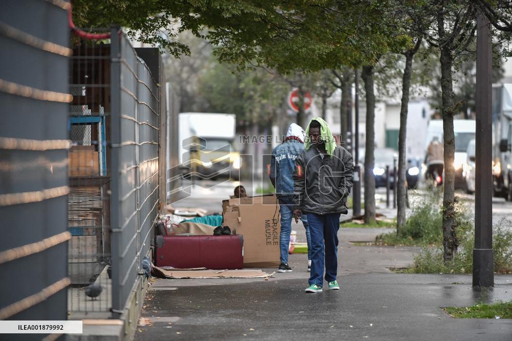 Migrants Gather To Receive Alimentary Aid - Paris