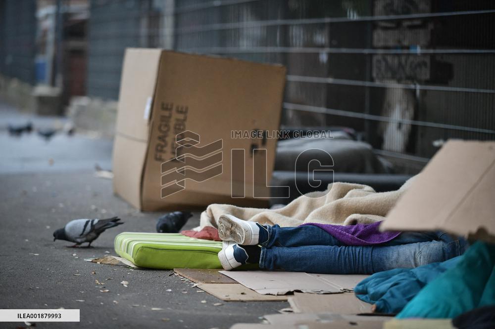 Migrants Gather To Receive Alimentary Aid - Paris