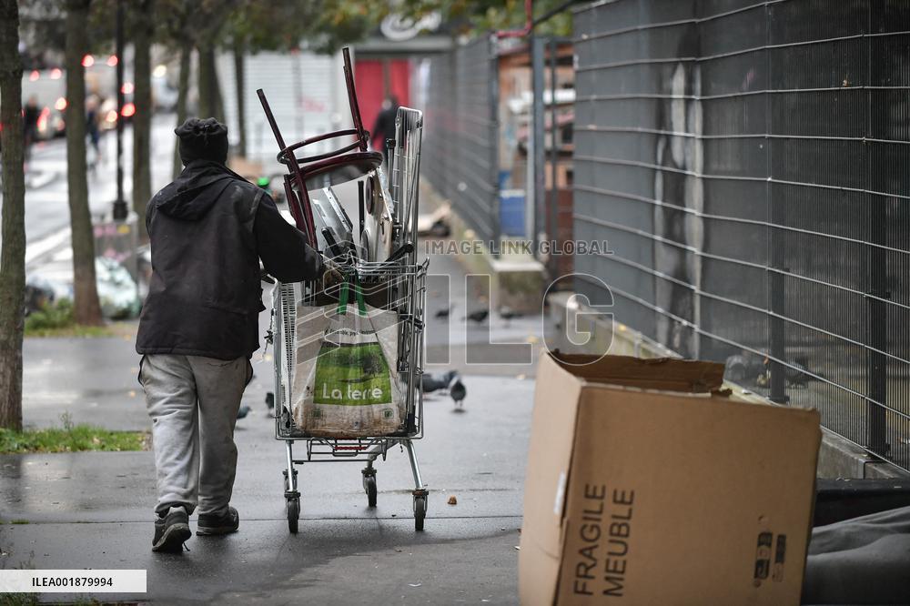 Migrants Gather To Receive Alimentary Aid - Paris