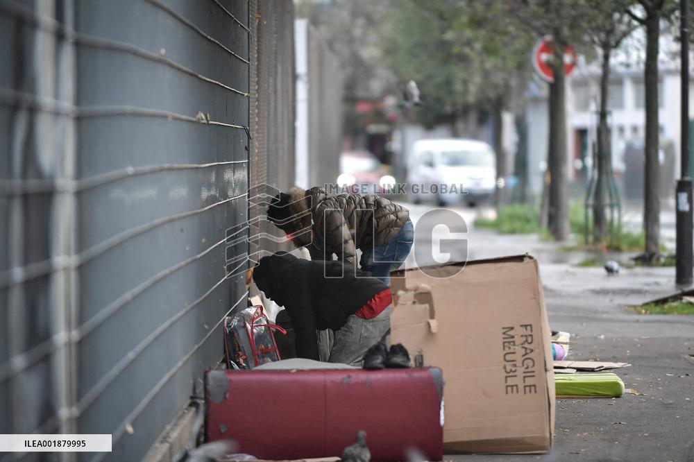 Migrants Gather To Receive Alimentary Aid - Paris