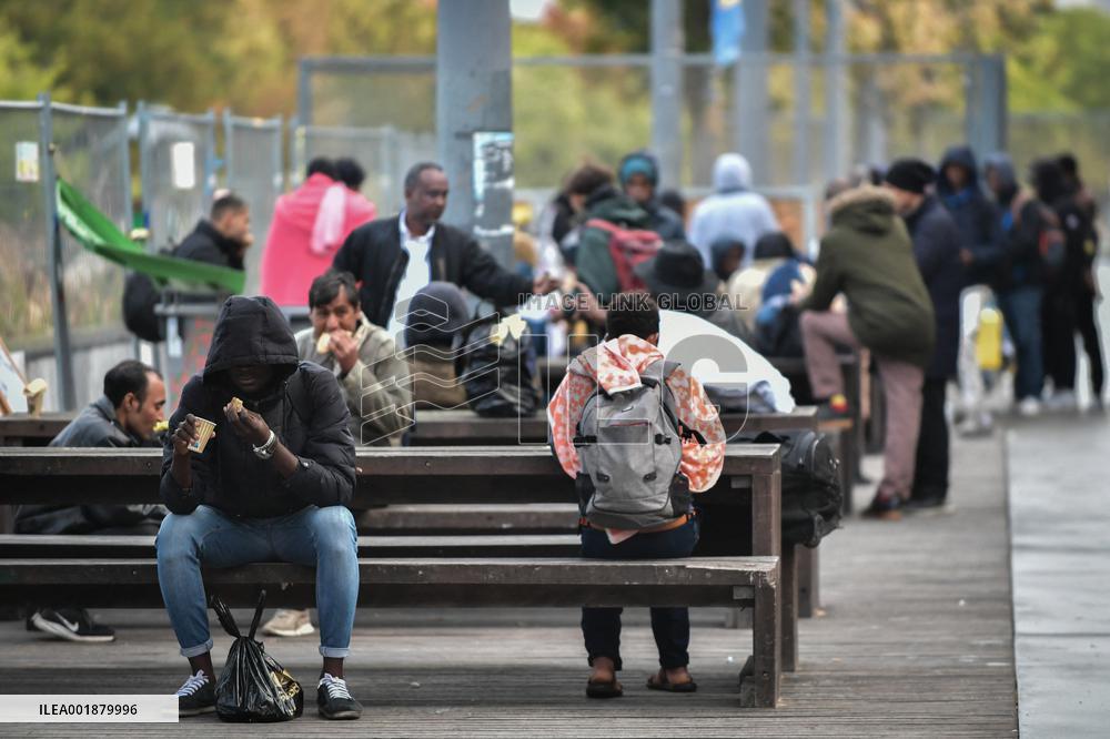 Migrants Gather To Receive Alimentary Aid - Paris