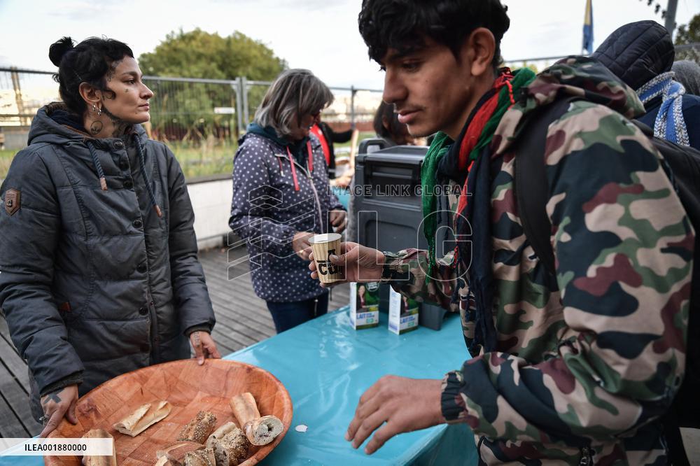 Migrants Gather To Receive Alimentary Aid - Paris