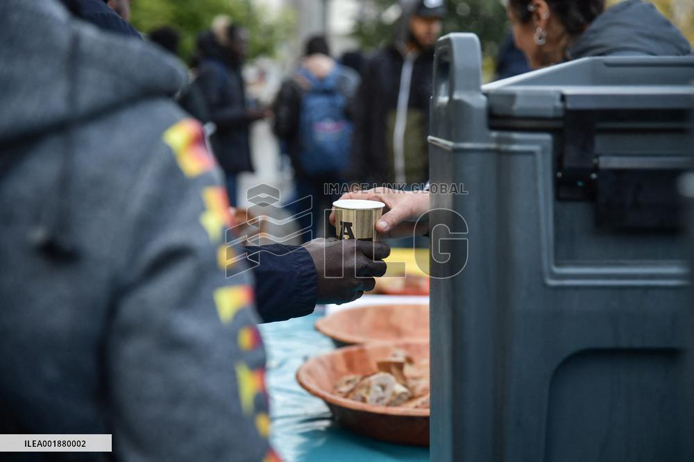 Migrants Gather To Receive Alimentary Aid - Paris