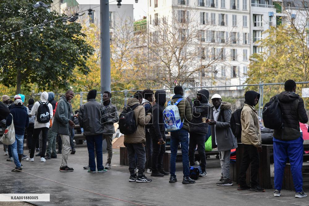 Migrants Gather To Receive Alimentary Aid - Paris