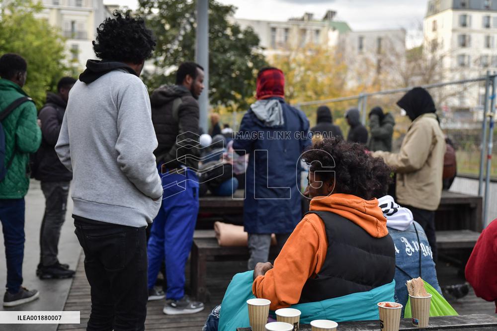Migrants Gather To Receive Alimentary Aid - Paris