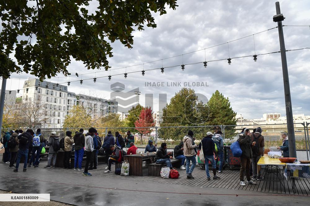 Migrants Gather To Receive Alimentary Aid - Paris