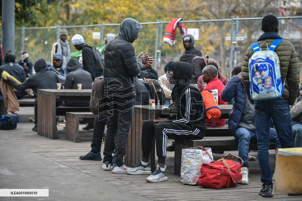 Migrants Gather To Receive Alimentary Aid - Paris