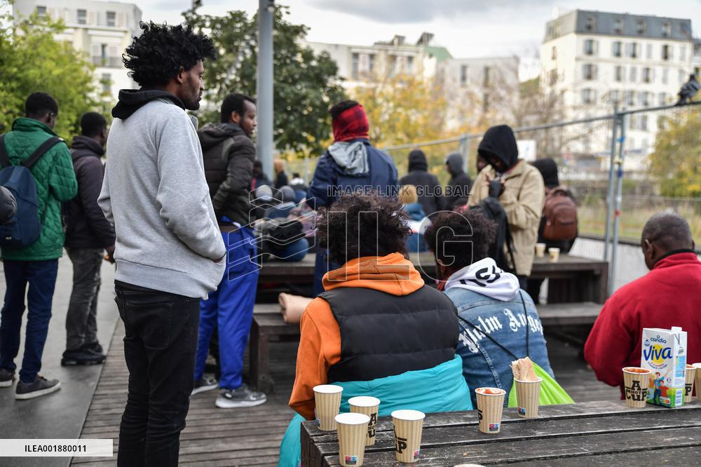 Migrants Gather To Receive Alimentary Aid - Paris