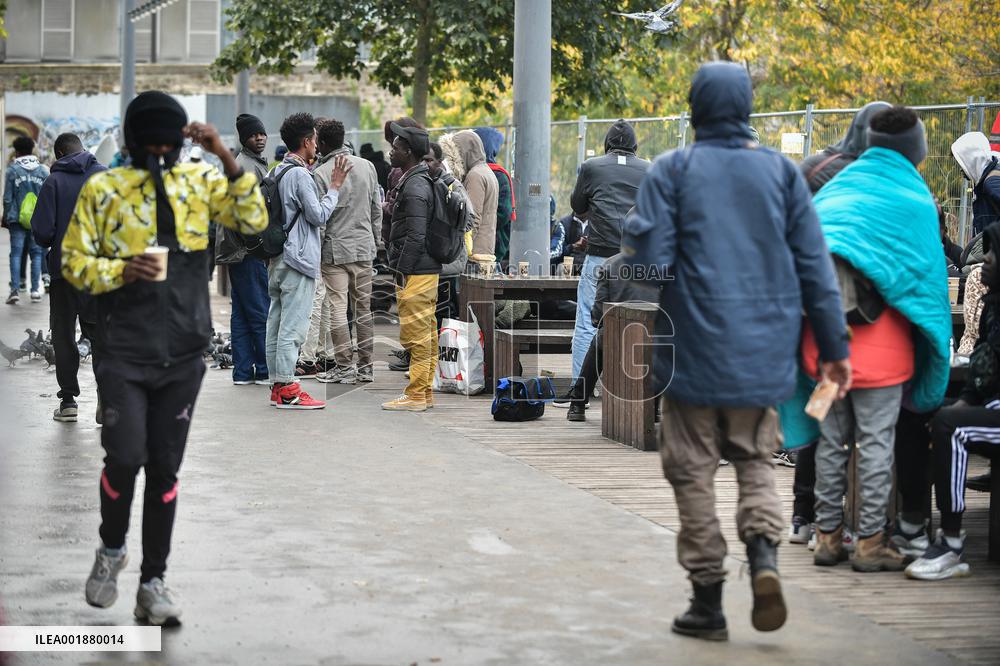 Migrants Gather To Receive Alimentary Aid - Paris