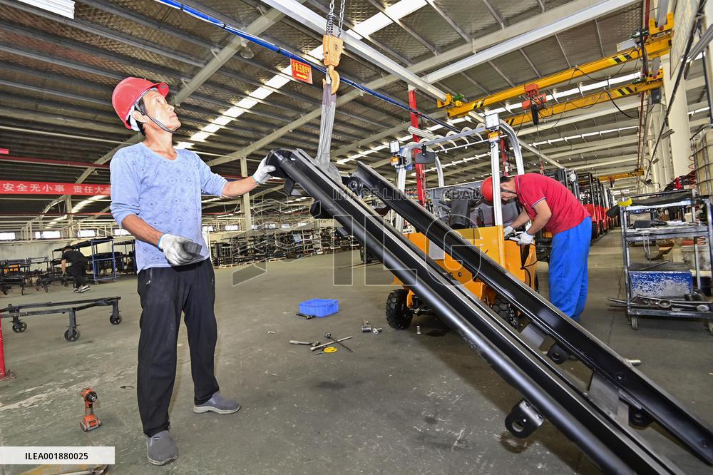 Electric Forklift Manufacturing Enterprise Workshop in Qingzhou