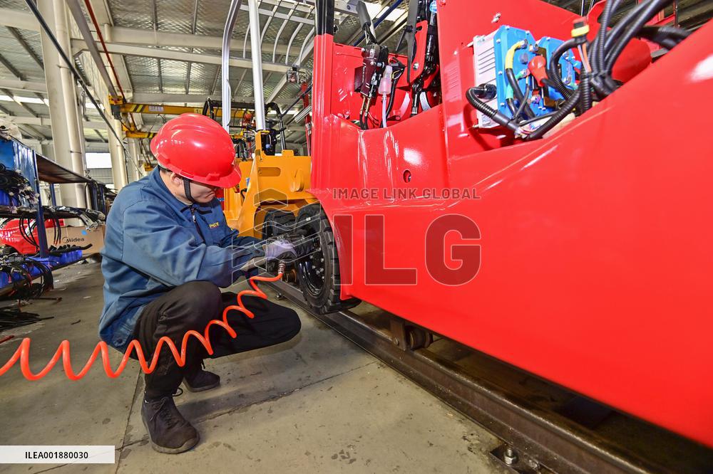 Electric Forklift Manufacturing Enterprise Workshop in Qingzhou