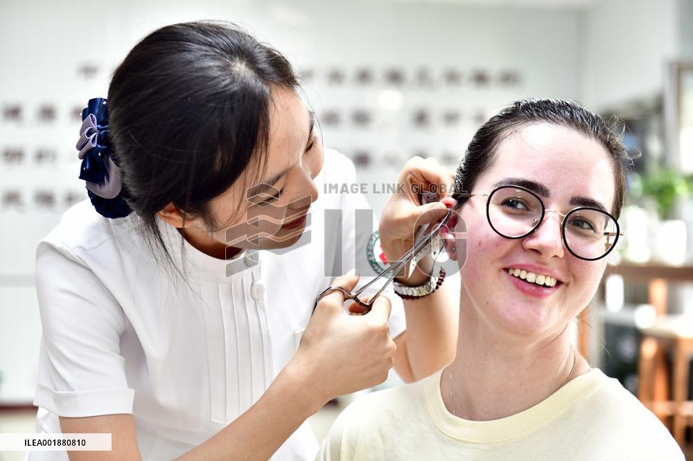 CHINA-SHANDONG-QINGDAO-BRI-INT'L STUDENTS-TCM (CN)