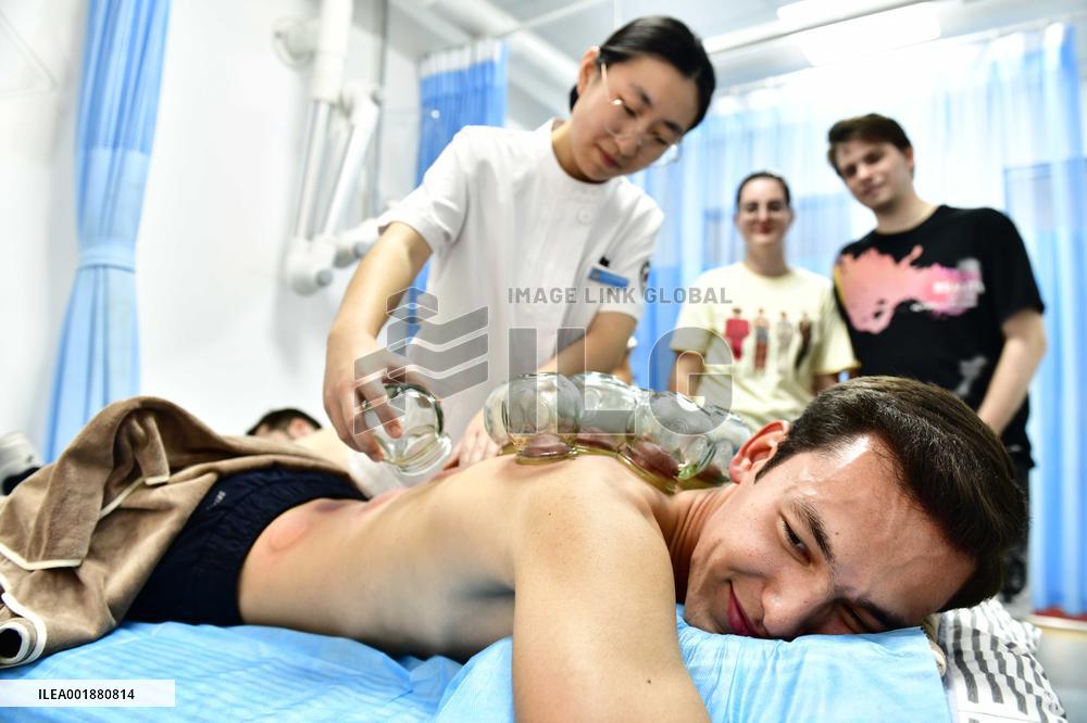 CHINA-SHANDONG-QINGDAO-BRI-INT'L STUDENTS-TCM (CN)