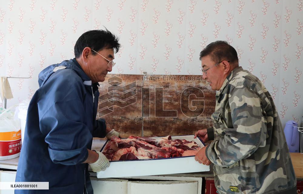 (ChineseToday) CHINA-INNER MONGOLIA-ORDOS-HERDSMEN LIFE (CN)