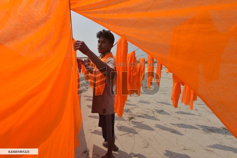 BANGLADESH-NARAYANGANJ-CLOTH-COLORING