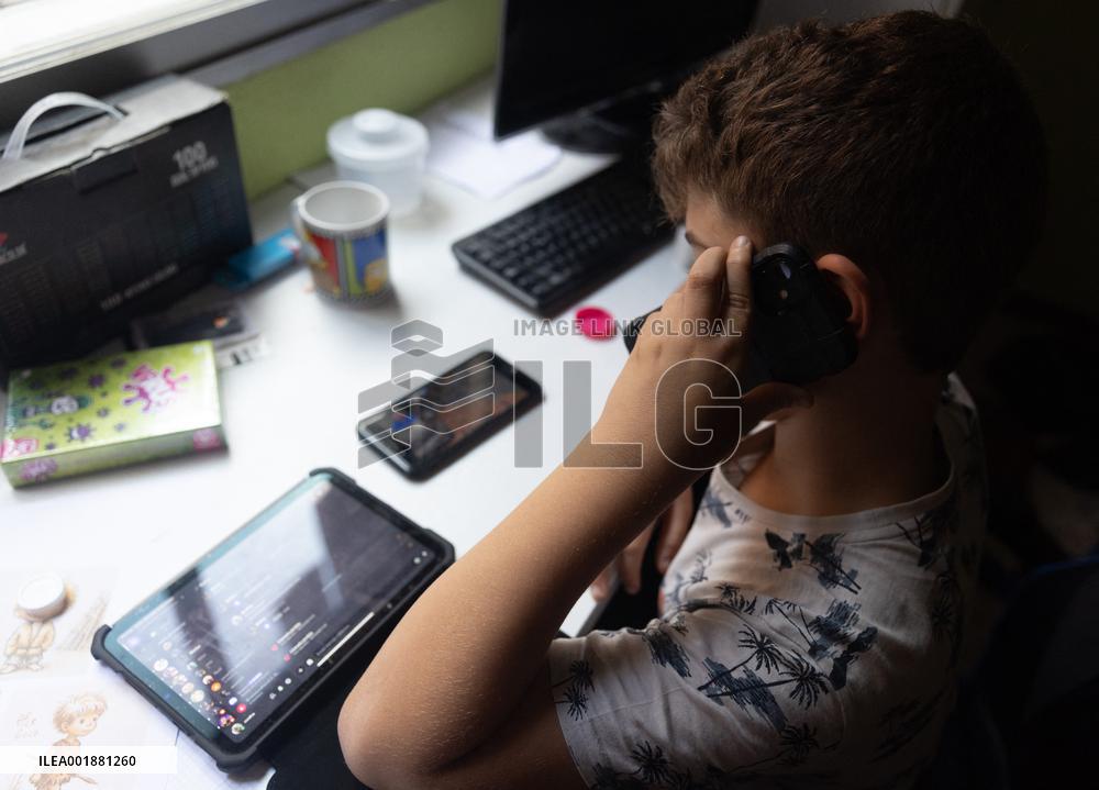 Illustration - Child And Phone - Spain
