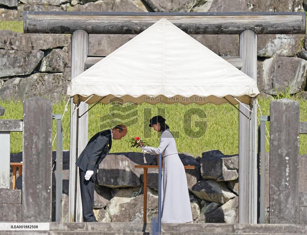 Princess Kako visits imperial graveyard