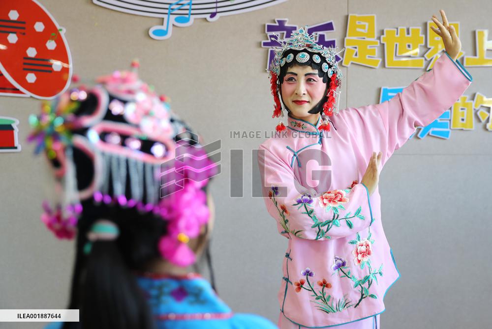 Pupils Learn Xianzi Opera in Linyi