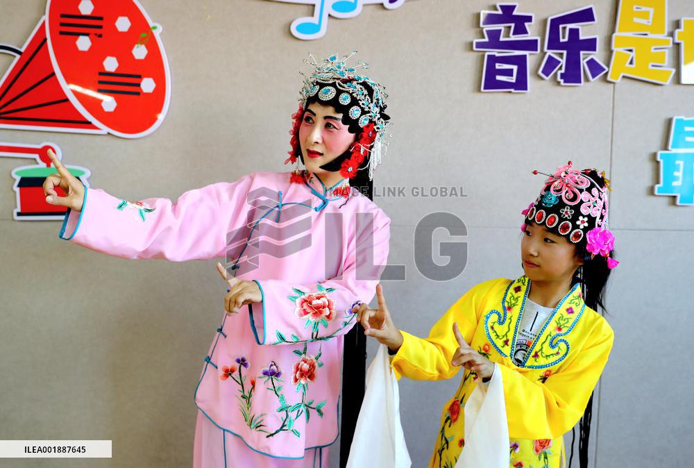 Pupils Learn Xianzi Opera in Linyi
