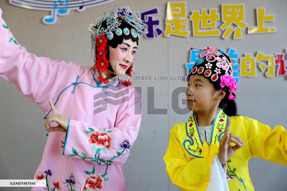Pupils Learn Xianzi Opera in Linyi