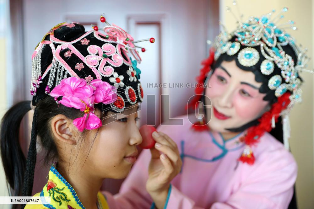 Pupils Learn Xianzi Opera in Linyi
