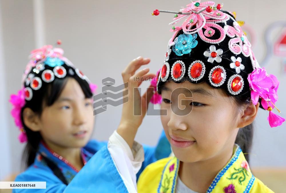 Pupils Learn Xianzi Opera in Linyi