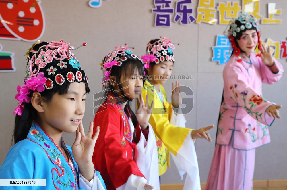 Pupils Learn Xianzi Opera in Linyi