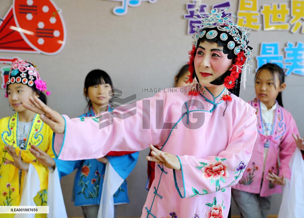 Pupils Learn Xianzi Opera in Linyi