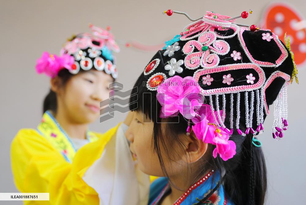 Pupils Learn Xianzi Opera in Linyi