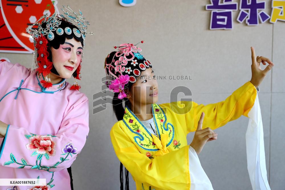 Pupils Learn Xianzi Opera in Linyi