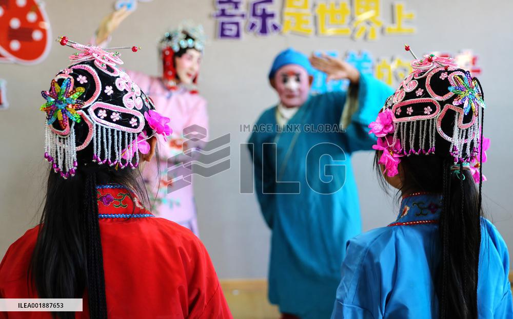 Pupils Learn Xianzi Opera in Linyi