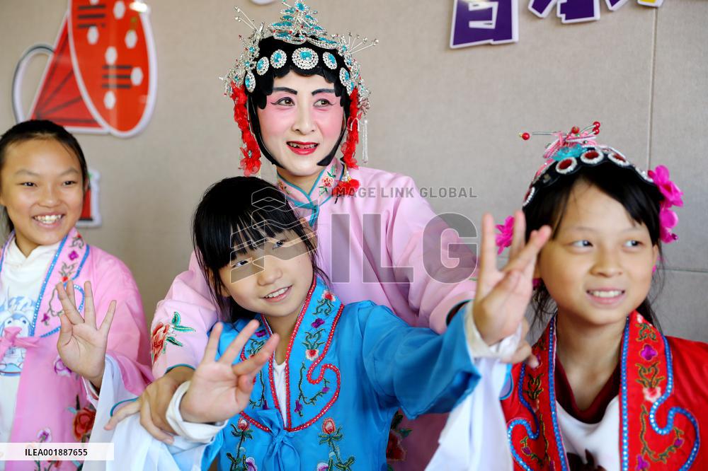 Pupils Learn Xianzi Opera in Linyi