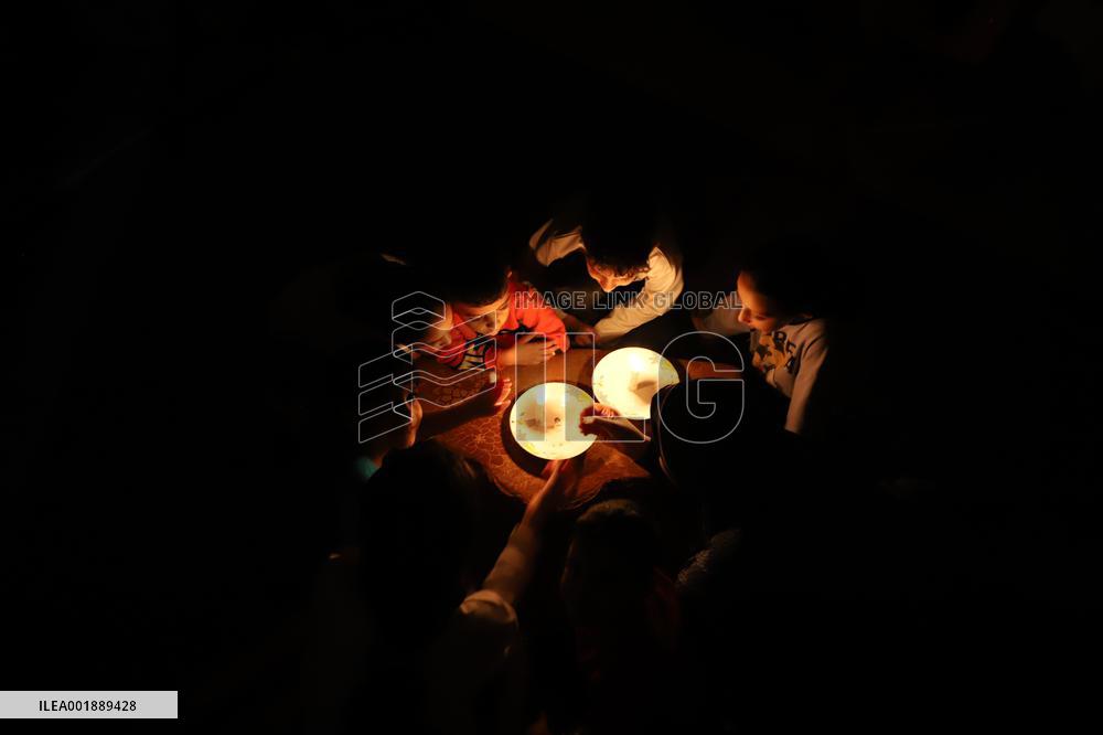 (FOCUS)MIDEAST-GAZA-KHAN YOUNIS-PALESTINIAN-ISRAELI CONFLICT-POWER OUTAGE