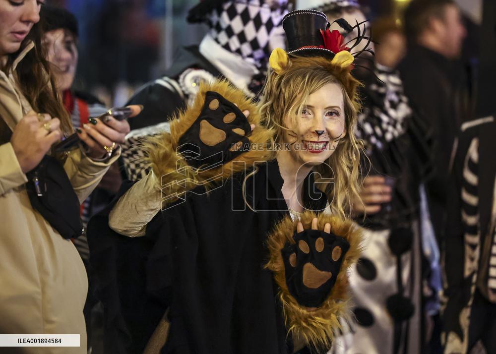 U.S.-CHICAGO-HALLOWEEN-ART IN THE DARK-PARADE