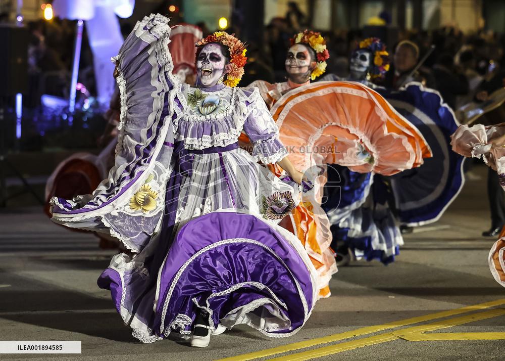 U.S.-CHICAGO-HALLOWEEN-ART IN THE DARK-PARADE