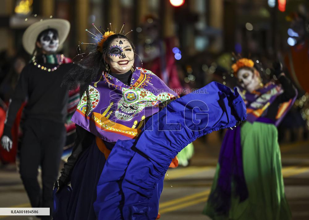 U.S.-CHICAGO-HALLOWEEN-ART IN THE DARK-PARADE