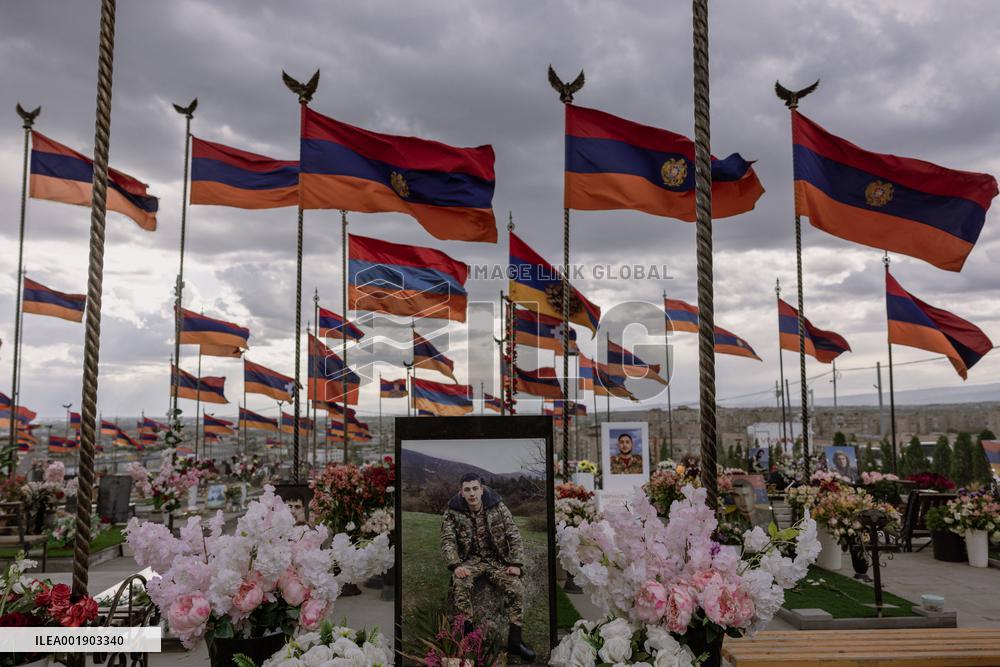 Armenians Visit Yerablur Military Pantheon - Yerevan
