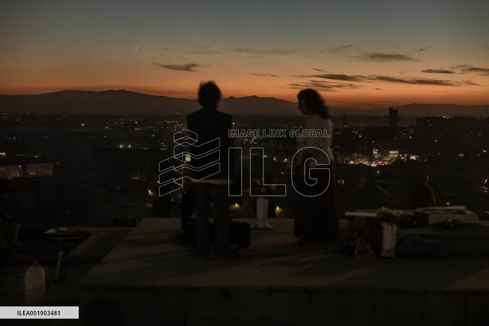 Armenians Visit Yerablur Military Pantheon - Yerevan