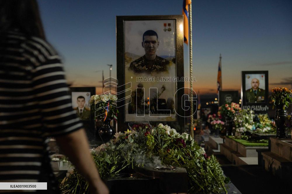 Armenians Visit Yerablur Military Pantheon - Yerevan