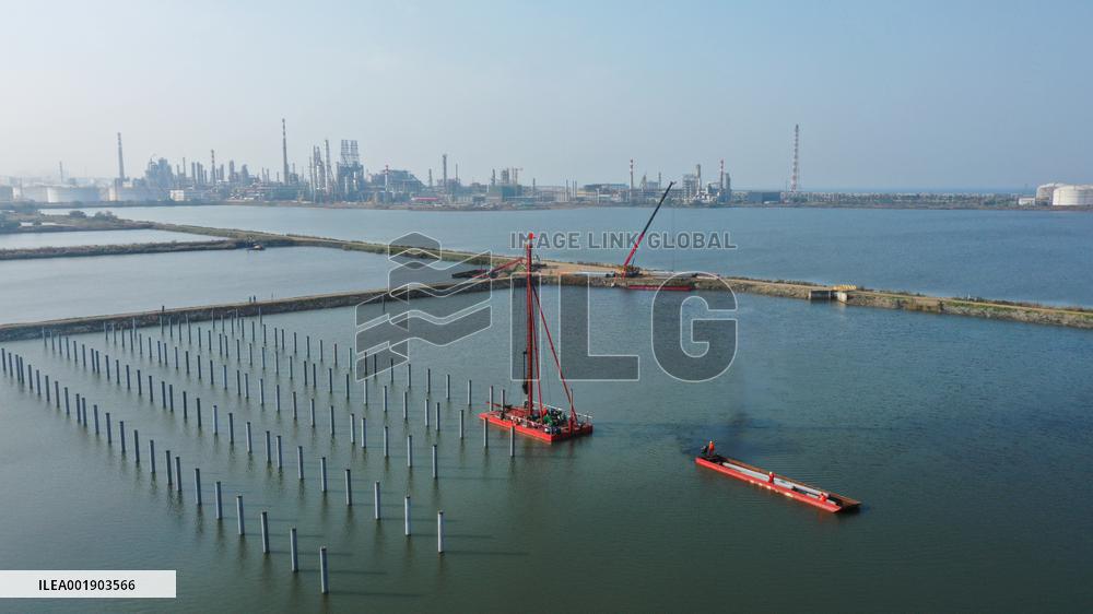 Sinopec Qingdao Refining and Chemical Emergency Pond Photovoltaic Power Generation Construction in Qingdao