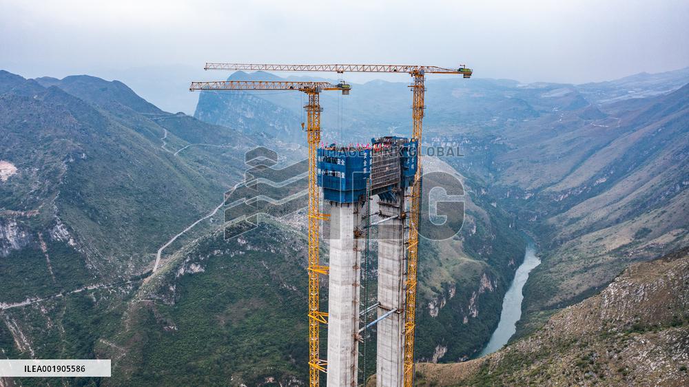 CHINA-GUIZHOU-HUAJIANG GRAND CANYON BRIDGE-MAIN TOWER-CAPPING (CN)