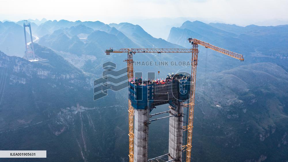 CHINA-GUIZHOU-HUAJIANG GRAND CANYON BRIDGE-MAIN TOWER-CAPPING (CN)