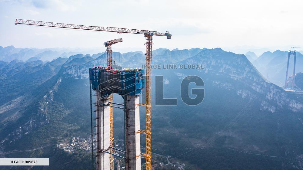 CHINA-GUIZHOU-HUAJIANG GRAND CANYON BRIDGE-MAIN TOWER-CAPPING (CN)