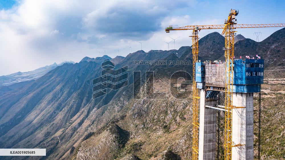 CHINA-GUIZHOU-HUAJIANG GRAND CANYON BRIDGE-MAIN TOWER-CAPPING (CN)