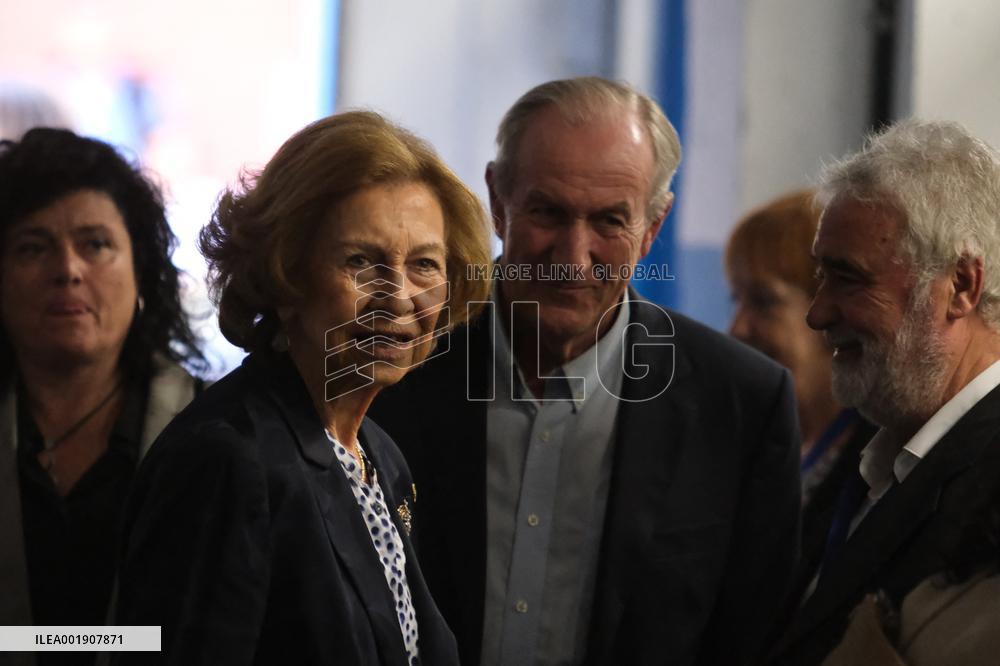 Queen Sofia visits the Banc dels Aliments Foundation
