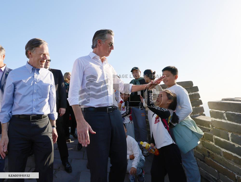 CHINA-BEIJING-CALIFORNIA GOVERNOR-GREAT WALL-VISIT (CN)