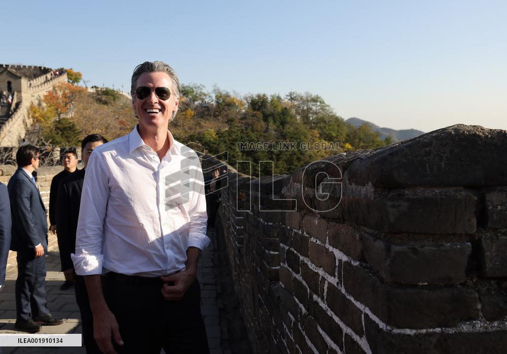 CHINA-BEIJING-CALIFORNIA GOVERNOR-GREAT WALL-VISIT (CN)