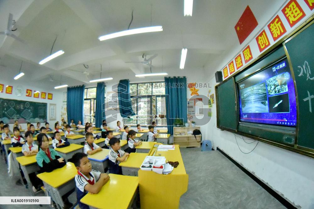 Pupils Watch Shenzhou XVII Spacecraft Launch